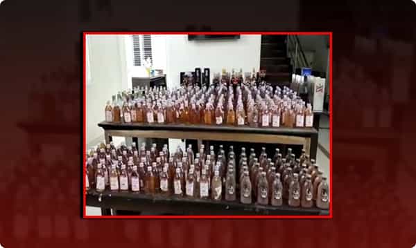 అక్రమ మద్యం తరలిస్తూ పట్టుబడ్డ ఇద్దరు పోలీసులు..
