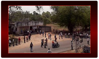 టోల్ గేట్ వద్ద ఉద్రిక్తత..పోలీసుల‌పై రాళ్లు రువ్విన వలస కూలీలు