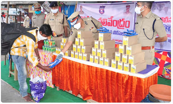 వలస కూలీల కోసం.. విజయవాడ పోలీసుల ఫ్రీ సర్వీస్