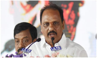 నాలుగంత‌స్తుల భ‌వ‌నంపై వేలాడిన యువ‌తి.. గట్టిగా అర‌వ‌డంతో..