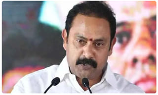 కాకినాడ రేవులో భారీ చేపలు..!