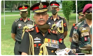 చీర కట్టులో పిచ్చెక్కిస్తున్న ప్రియా వారియర్