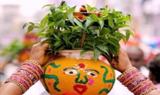 మ్యాన్‌హోల్‌ను శుభ్రం చేసిన కార్పొరేటర్…ప్ర‌జ‌ల ప్రశంస‌లు..