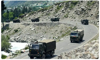 పేలిన గ్యాస్ సిలిండర్.. ముగ్గురికి గాయాలు