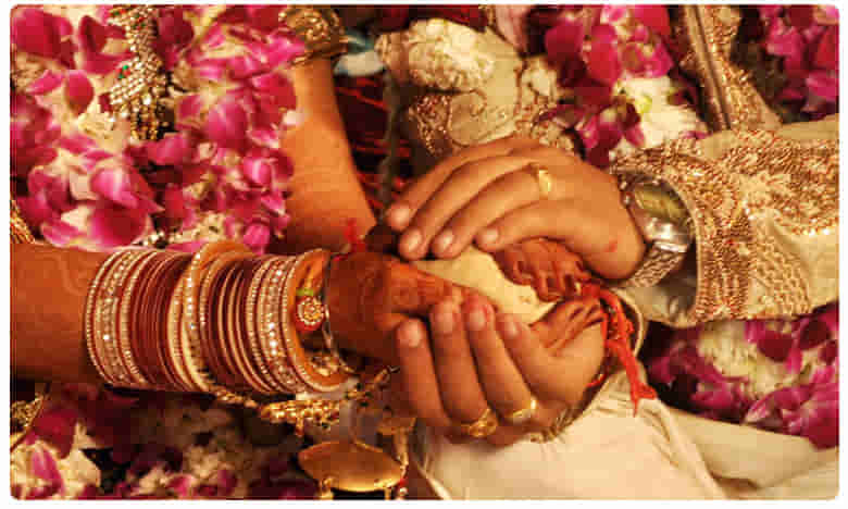 వరుడికి కరోనా సోకడంతో.. ఆగిన పెళ్లి..