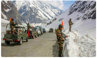 రెచ్చిపోయిన మావోయిస్టులు.. ఆరు వాహనాలు దగ్ధం..