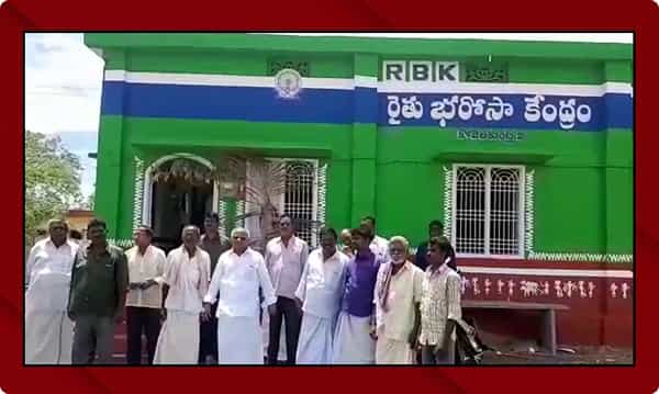 గ్రామ వాలంటీర్ చేతివాటం..రూ. 13 లక్షలకు పైగా నిధులు గోల్మాల్