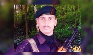 కరోనా విడదీసిన వృద్ధ దంపతులను ప్లాస్టిక్ షీట్‌ కలిపింది..!