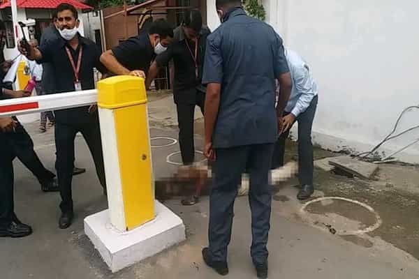 సీఎం నివాసం ముందే యువకుడి ఆత్మాహుతి యత్నం..
