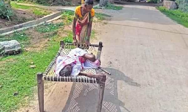 ఖాతాలోని నగదు కోసం మంచంతో సహా లాక్కెళ్లిన మహిళ..!