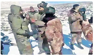 షాకింగ్..మరో ముగ్గురు పాక్ క్రికెటర్లకు కరోనా..!