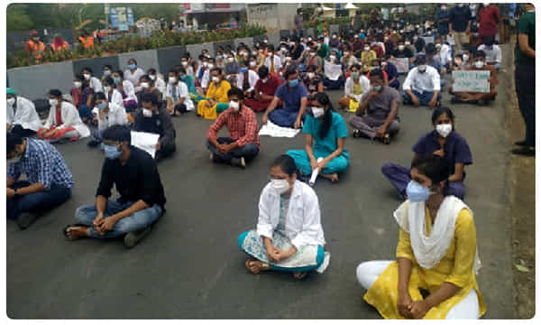 గాంధీలో కొనసాగుతున్న జూడాల ధర్నా