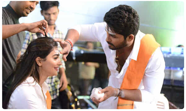 పూజా హెగ్డేకి విభూతి రాసిన బన్నీ.. అందుకేనా..!
