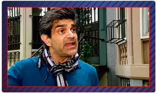 అమెరికాలో రివర్స్ సీన్… నిరసనకారులతో పోలీసుల హగ్