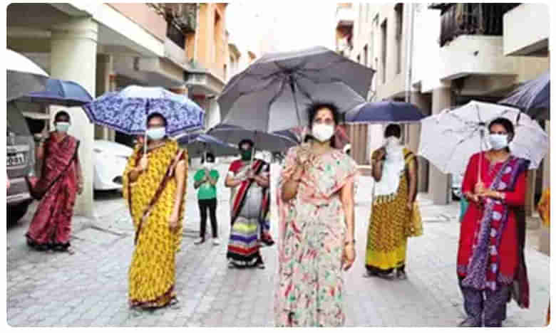 అక్కడ గొడుగులతో సామాజిక దూరం.. ఎక్కడంటే..