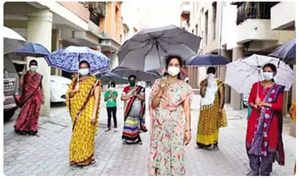 అక్కడ గొడుగులతో సామాజిక దూరం.. ఎక్కడంటే..