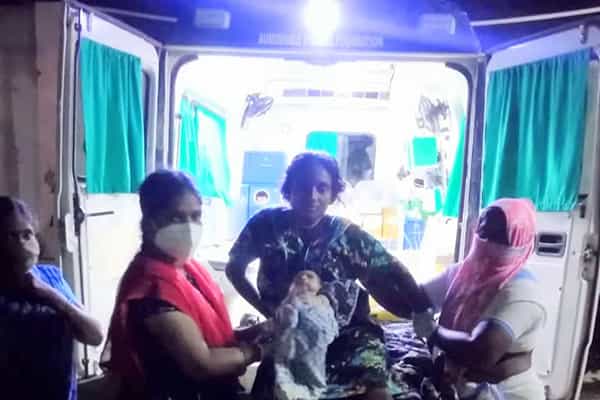 ఏపీ : కష్టకాలంలో గర్భిణికి పురుడుపోసిన 108 అంబులెన్స్ సిబ్బంది..