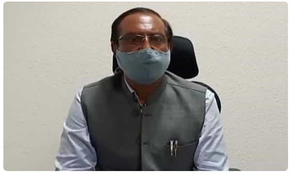 అధికారుల నిర్లక్ష్యంతో.. రోడ్డుపైనే కరోనా బాధితుడి మృతి..