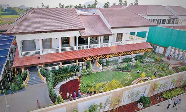 ఏపీ సీఎం నివాసం వద్ద కరోనా కలకలం..