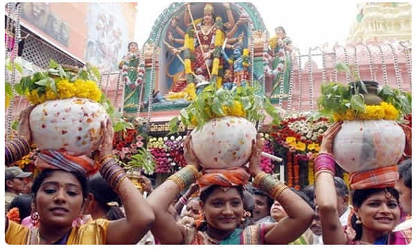 పాతబస్తీ లాల్ దర్వాజ బోనాలు ప్రారంభం..