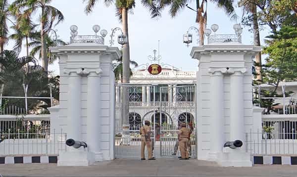 గవర్నర్ కార్యాలయంలో కరోనా పాజిటివ్