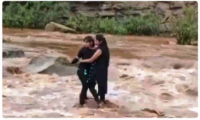 సెల్ఫీ పిచ్చి.. నదికి పోటెత్తిన వరద.. ఇంతలోనే..!