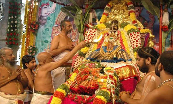 కరోనా ఎఫెక్ట్: వర్చువల్ వరలక్ష్మీ వ్రతాలు..ఆన్లైన్లో హారతులు..