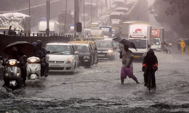 AP Heavy Rains: రానున్న 48 గంటలు ఏపీలో మోస్తారు వర్షాలు.. ఆ రెండు జిల్లాల్లో మాత్రం భారీ వర్షాలు!