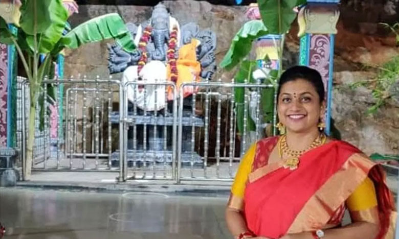 శ్రావణ శుక్రవారం..దుర్గమ్మ సన్నిధిలో ఎమ్మెల్యే రోజా ప్రత్యేక పూజలు