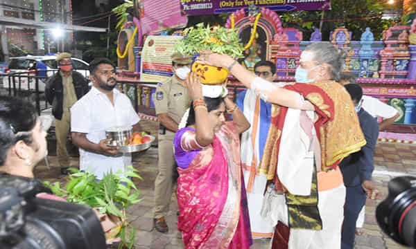 సాదాసీదాగా లష్కర్ బోనాలు.. ఉజ్జయినీ అమ్మవారికి తొలి బోనం సమర్పణ..