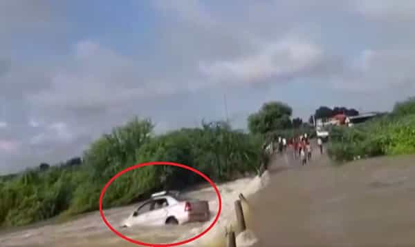 లక్కంటే ఇలా వుండాలి... కారు కొట్టుకుపోయినా...