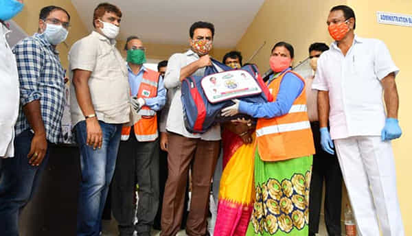 పారిశుద్ధ్య కార్మికులకు పీపీఈ కిట్లు అందించిన కేటీఆర్