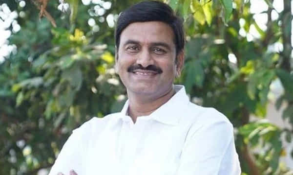 MP RRR Family: హస్తిన బాటలో ఎంపీ రఘురామ కుటుంబసభ్యులు.. లోక్సభ స్పీకర్, రక్షణ మంత్రి రాజ్నాథ్సింగ్తో భేటీ