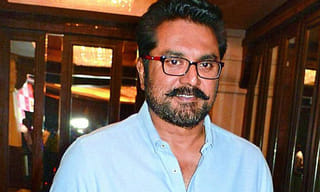 కూర్చొని కాదు పడుకొని భోజనం చేస్తున్నా: నెటిజన్‌కి అభిషేక్ రిప్లై