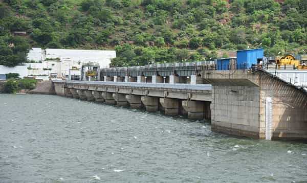 శ్రీశైలం జలాశయానికి కృష్ణమ్మ పరుగులు