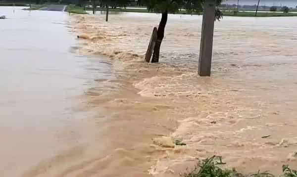 గద్వాల జిల్లాలో ప్రమాదం.. వాగులో కొట్టుక పోయిన కారు