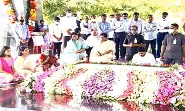 వైఎస్సార్ కు ఘన నివాళి