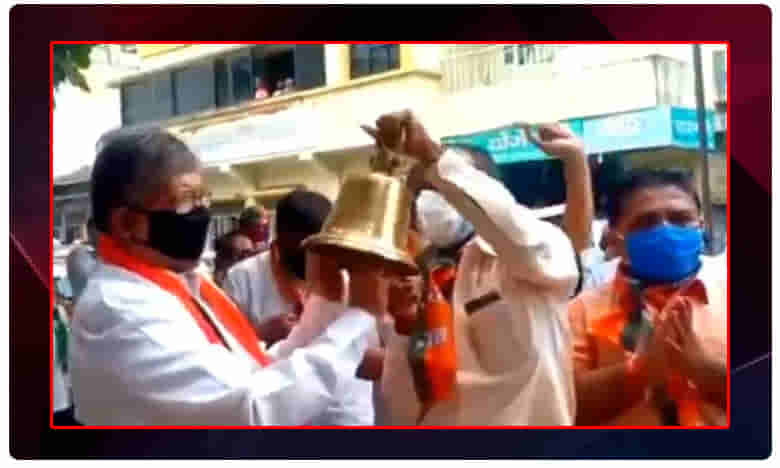 ఆలయాలను తెరవాలంటూ మహారాష్ట్రలో వినూత్న నిరసన