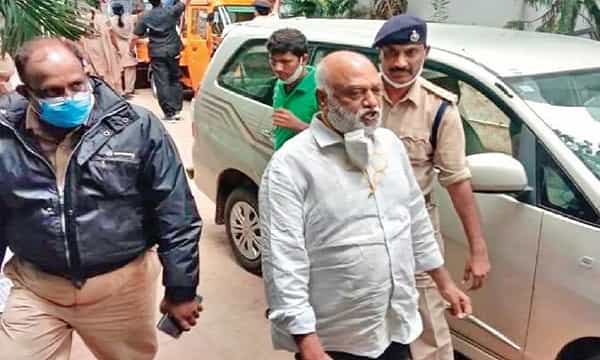జేసీ ప్రభాకర్ రెడ్డిని విచారిస్తున్న పోలీసులు