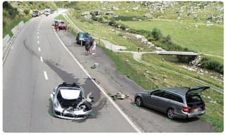 సముద్రంలో ఈదుకుంటూ.. అమ్మాయిలను కాపాడిన దేశాధ్యక్షుడు..!