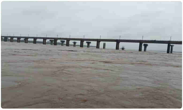 వరద ఉద్ధృతి.. ధవళేశ్వరం వద్ద మూడో ప్రమాద హెచ్చరిక జారీ..!