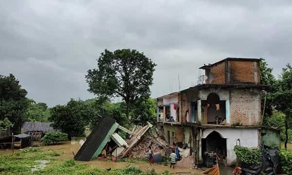 కళ్ల ముందే కుప్పకూలిన భవనం