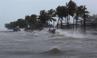 Heavy Rain: వరదలో వదృతిలో ప్రాణాల మీదుకు తెచ్చుకున్న యువకుడు.. రక్షించిన స్థానికులు..