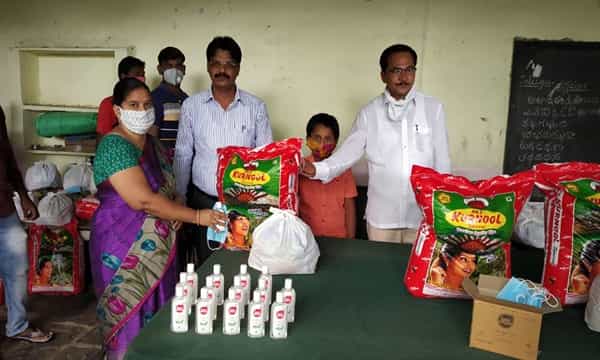 ప్రైవేట్ టీచర్స్ ను ఆదుకున్న విద్యార్థి