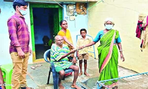 మానవత్వం చాటుకున్న వృద్ధురాలు..