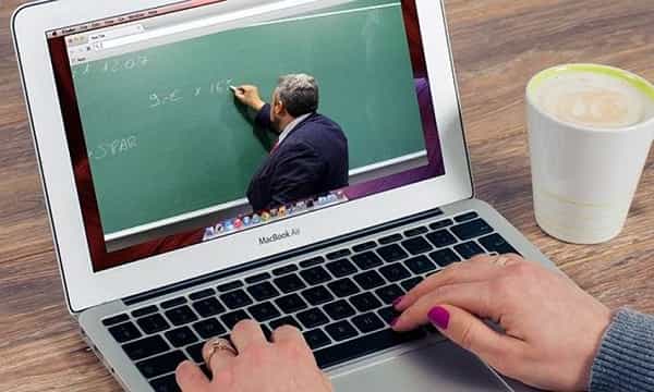 ఆన్లైన్ క్లాసులు చెబుతోన్న టీచర్కు చంపుతామంటూ బెదిరింపులు