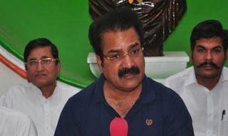 భర్త పేరుతో పాస్ పోర్ట్ తీసి ప్రియుడ్ని ఆస్టేలియా తీసుకెళ్లింది