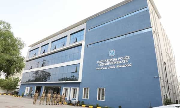 కరోనాను జయించిన పోలీసులకు సన్మానం
