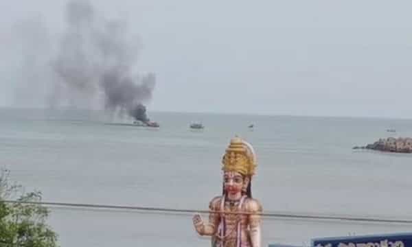 విశాఖ హార్బర్లో అగ్ని ప్రమాదం...