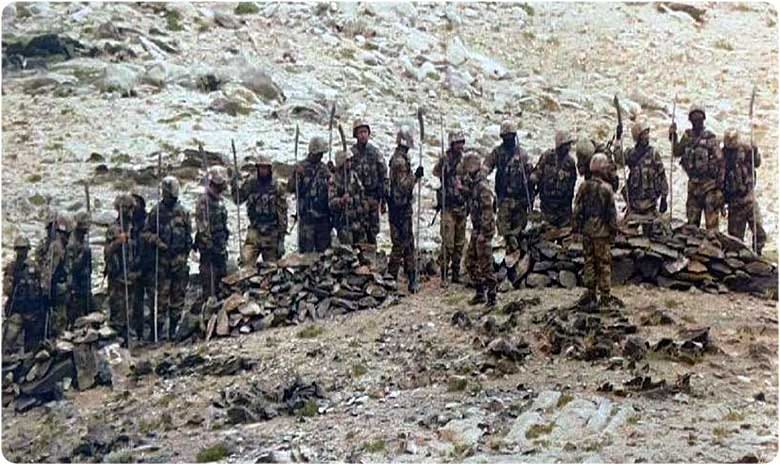 దగ్గరికొచ్ఛేశారు, చేతిలో ఆయుధాలతో చైనా సైనికులు, ఇదే ప్రూఫ్ !